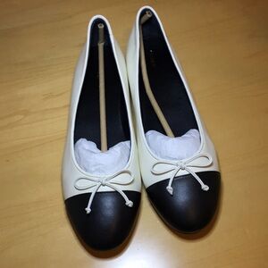 Quince Italian Leather Cap Toe Ballet Flat in Bone White w Black, Ladies Size 9
